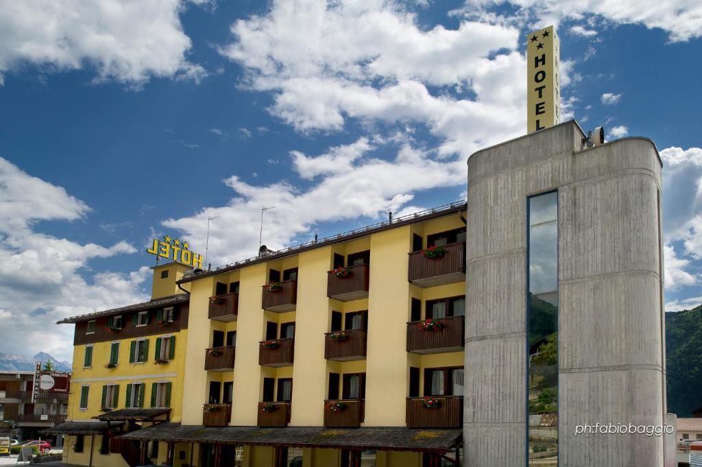 Hotel Ferrovia Calalzo di Cadore Buitenkant foto